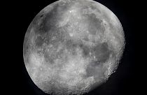 La luna menguante se ve en el cielo sobre Frankfurt, Alemania, el lunes 5 de octubre de 2020.