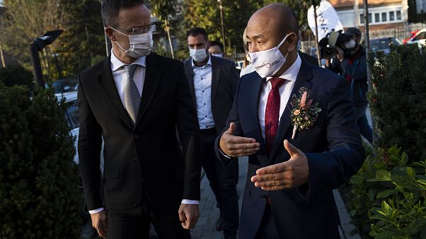 Szijjártó Péter miniszter és Taj Ling-ju, a Huawei Technologies Magyarország ügyvezető igazgatója, Budapest, 2020. október 20. Szijjártó Péter miniszter és Taj Ling-ju, a Huawei Technologies Magyarország ügyvezető igazgatója, Budapest, 2020. október 20.