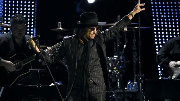 Enrique Bunbury interpreta "Vivir sin aire", Las Vegas, Nevada, EEUU, 14 de noviembre 2018 Enrique Bunbury interpreta "Vivir sin aire", Las Vegas, Nevada, EEUU, 14 de noviembre 2018