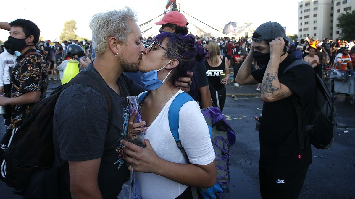El beso de una pareja en la Plaza de Italia al conocerse el resultado del referendum constitucional, Santiago de Chile, 25 de octubre 2020