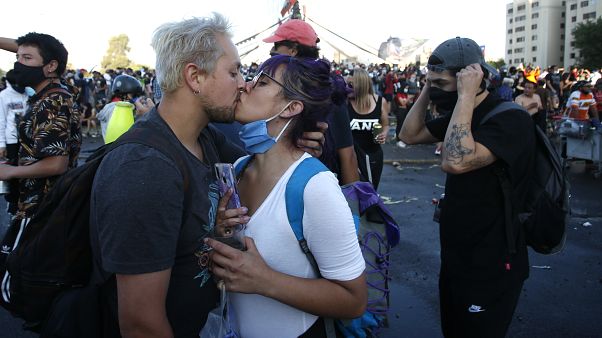 El beso de una pareja en la Plaza de Italia al conocerse el resultado del referendum constitucional, Santiago de Chile, 25 de octubre 2020 El beso de una pareja en la Plaza de Italia al conocerse el resultado del referendum constitucional, Santiago de Chile, 25 de octubre 2020