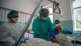 Védőfelszerelést viselő orvos megvizsgál egy beteget a Szent János Kórházban 2020. május 14-én