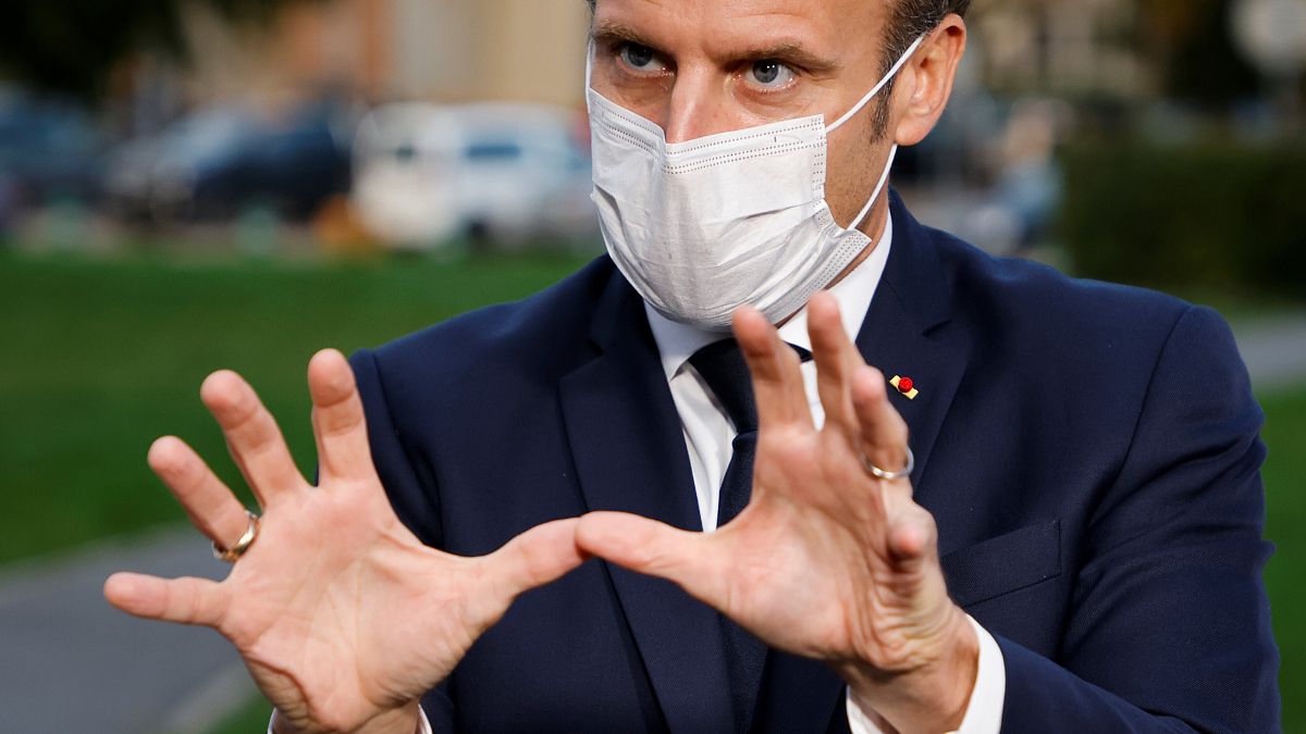 Президент Макрон показывает, как он собирается сдерживать пандемию