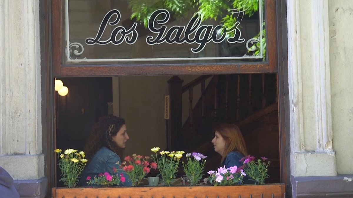 Dos clientas en el café Los Galgos, Buenos Aires, Argentina