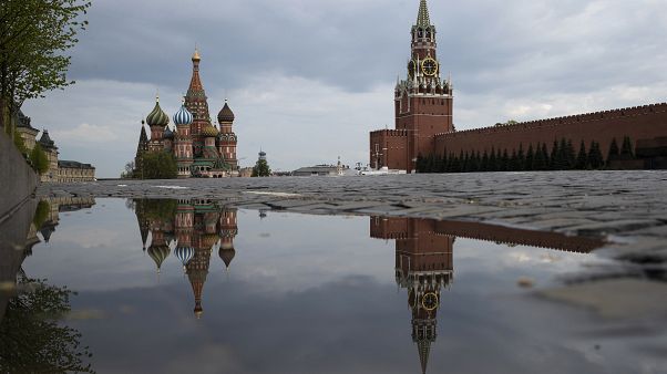Когда часы на Спасской башне пробьют полночь, россияне будут обязаны везде носить маски Когда часы на Спасской башне пробьют полночь, россияне будут обязаны везде носить маски
