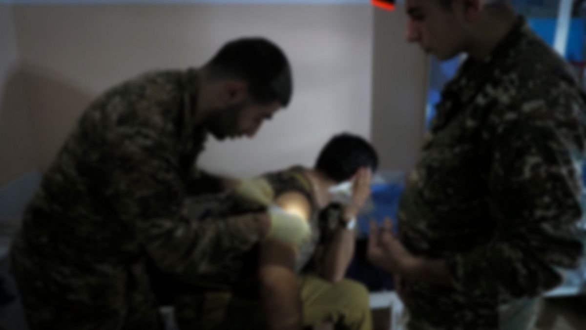 Dağlık Karabağ'daki çatışmalarda yaralanan bir Ermeni asker, bölgede bulunan bir hastanede tedavi görürken.