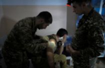 Dağlık Karabağ'daki çatışmalarda yaralanan bir Ermeni asker, bölgede bulunan bir hastanede tedavi görürken.