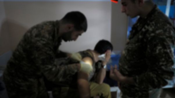 Dağlık Karabağ'daki çatışmalarda yaralanan bir Ermeni asker, bölgede bulunan bir hastanede tedavi görürken. Dağlık Karabağ'daki çatışmalarda yaralanan bir Ermeni asker, bölgede bulunan bir hastanede tedavi görürken.