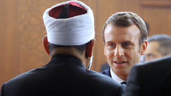 الرئيس الفرنسي إيمانويل ماكرون يلتقي مع الشيخ أحمد الطيب، رئيس الأزهر، المؤسسة الإسلامية الرائدة في العالم الإسلامي السني، خلال زيارته لمقر الأزهر في القاهرة. ارشيف 2019 الرئيس الفرنسي إيمانويل ماكرون يلتقي مع الشيخ أحمد الطيب، رئيس الأزهر، المؤسسة الإسلامية الرائدة في العالم الإسلامي السني، خلال زيارته لمقر الأزهر في القاهرة. ارشيف 2019