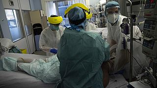 طاقم طبي في جناح العناية المركزة لمرضى كوفيد-19  في مستشفى  ستادال، بمدينة لييج ، بلجيكا ، الأربعاء 21 أكتوبر 2020.