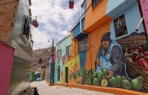 شاهد: أحياء العاصمة البوليفية لاباز تتزين بالألوان في انتظار نهاية فيروس كورونا وعودة السياح
