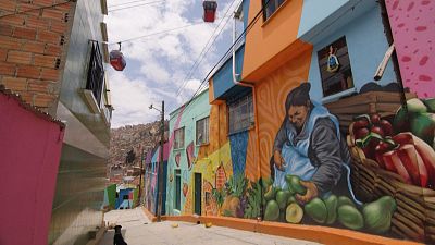 شاهد: أحياء العاصمة البوليفية لاباز تتزين بالألوان في انتظار نهاية فيروس كورونا وعودة السياح