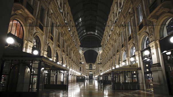 La galería de Vittorio Emanuele II está desierta en Milán, en el norte de Italia tras el decreto del toque de queda. Foto tomada el 25 de octubre de 2020. La galería de Vittorio Emanuele II está desierta en Milán, en el norte de Italia tras el decreto del toque de queda. Foto tomada el 25 de octubre de 2020.