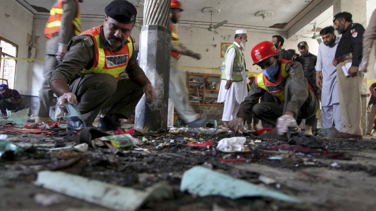 Pakistanische Rettungskräfte sind nach einer Bombenexplosion in einer Koranschule im Einsatz, 27.10.2020