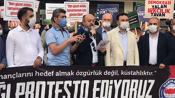 Memur-Sen üyeleri İstanbul'da Fransa Cumhurbaşkanı Macron'u protesto etti Memur-Sen üyeleri İstanbul'da Fransa Cumhurbaşkanı Macron'u protesto etti