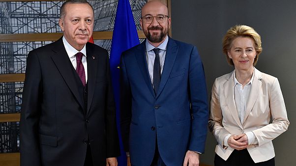 الرئيس التركي رجب طيب أردوغان ورئيس المجلس الأوروبي شارل ميشيل ورئيسة المفوضية الأوروبية أورسولا فون دير لاين في مبنى المجلس الأوروبي في بروكسل الرئيس التركي رجب طيب أردوغان ورئيس المجلس الأوروبي شارل ميشيل ورئيسة المفوضية الأوروبية أورسولا فون دير لاين في مبنى المجلس الأوروبي في بروكسل