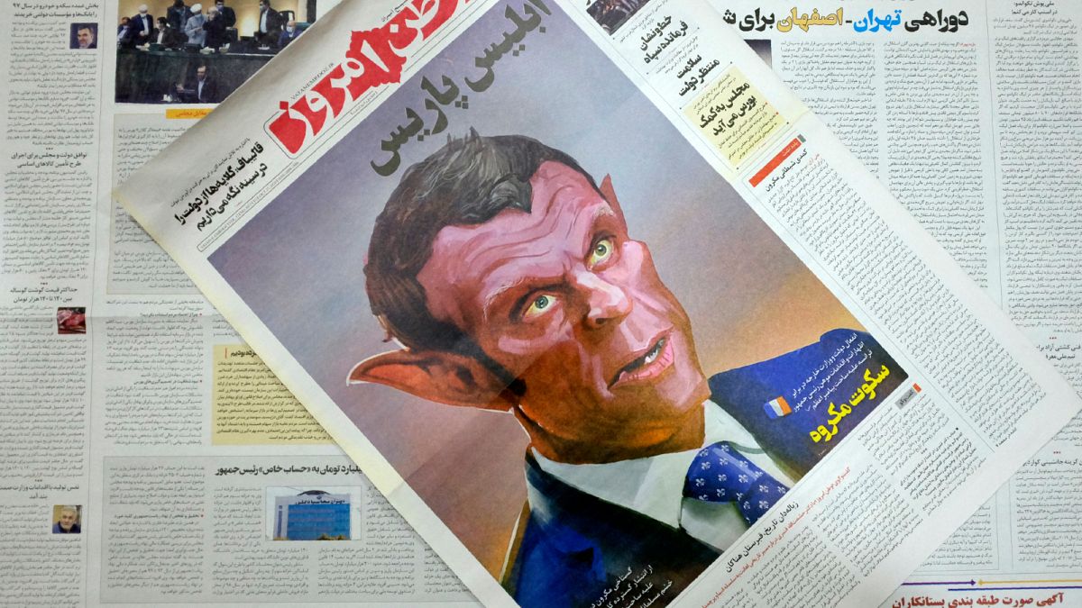  الصفحة الأولى من طبعة الثلاثاء 27 أكتوبر 2020 من صحيفة إيران المتشددة، وطن إمروز تصور الرئيس الفرنسي ماكرون على أنه الشيطان في رسم كاريكاتوري.