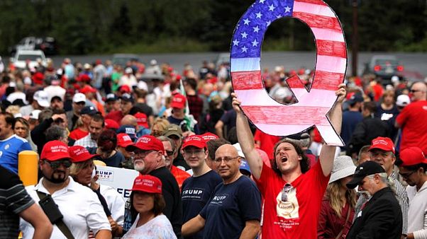 QAnon taraftarları Trump mitinginde QAnon taraftarları Trump mitinginde