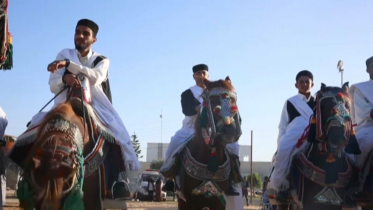 شاهد.. الخوف من كورونا لم يمنع الليبيين عن المشاركة في مهرجان الفروسية والسيارات