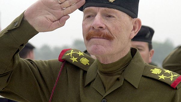 Izzat Ibrahim al-Douri in una foto del 1 dicembre 2002 Izzat Ibrahim al-Douri in una foto del 1 dicembre 2002