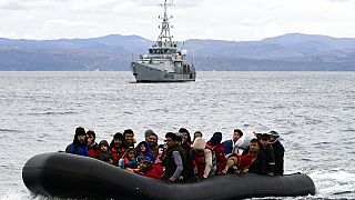 Partot érésben reménykedő menekülők az Égei-tengeren, 2020 februárjában