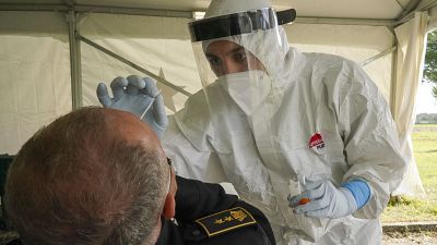 طبيب يجري اختبار فيروس كورونا في الثكنة العسكرية بسشينيولا في روما، الثلاثاء 27 أكتوبر 2020