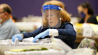 En esta foto de archivo del 24 de octubre de 2020, Paula Plotkin procesa las papeletas de voto por correo en el Bergen Community College en Paramus, Nueva Jersey.