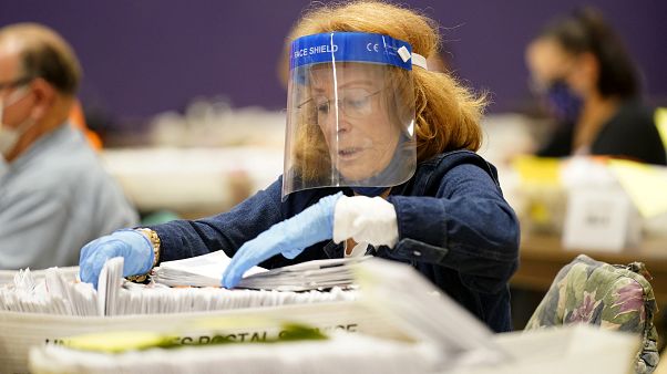 En esta foto de archivo del 24 de octubre de 2020, Paula Plotkin procesa las papeletas de voto por correo en el Bergen Community College en Paramus, Nueva Jersey. En esta foto de archivo del 24 de octubre de 2020, Paula Plotkin procesa las papeletas de voto por correo en el Bergen Community College en Paramus, Nueva Jersey.