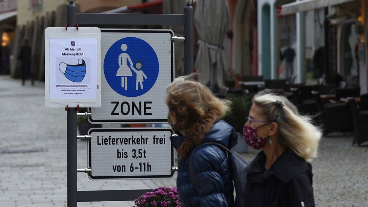 Passanten in einer Einkaufsstraße in Berchtesgaden, 26.10.2020