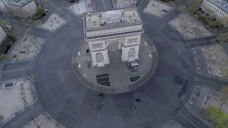 ساحة شارل ديغول مع قوس النصر في المنتصف في باريس.