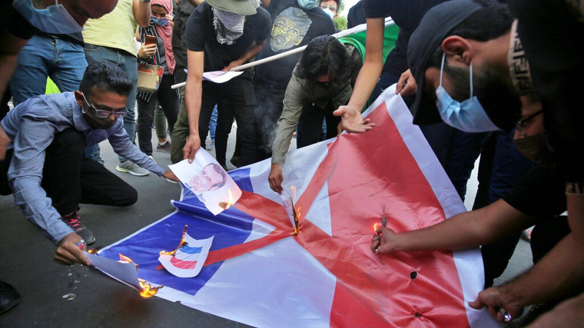 Bei Protesten in Bagdad, Irak, wurde die französische Fahne angezündet, 26.10.2020