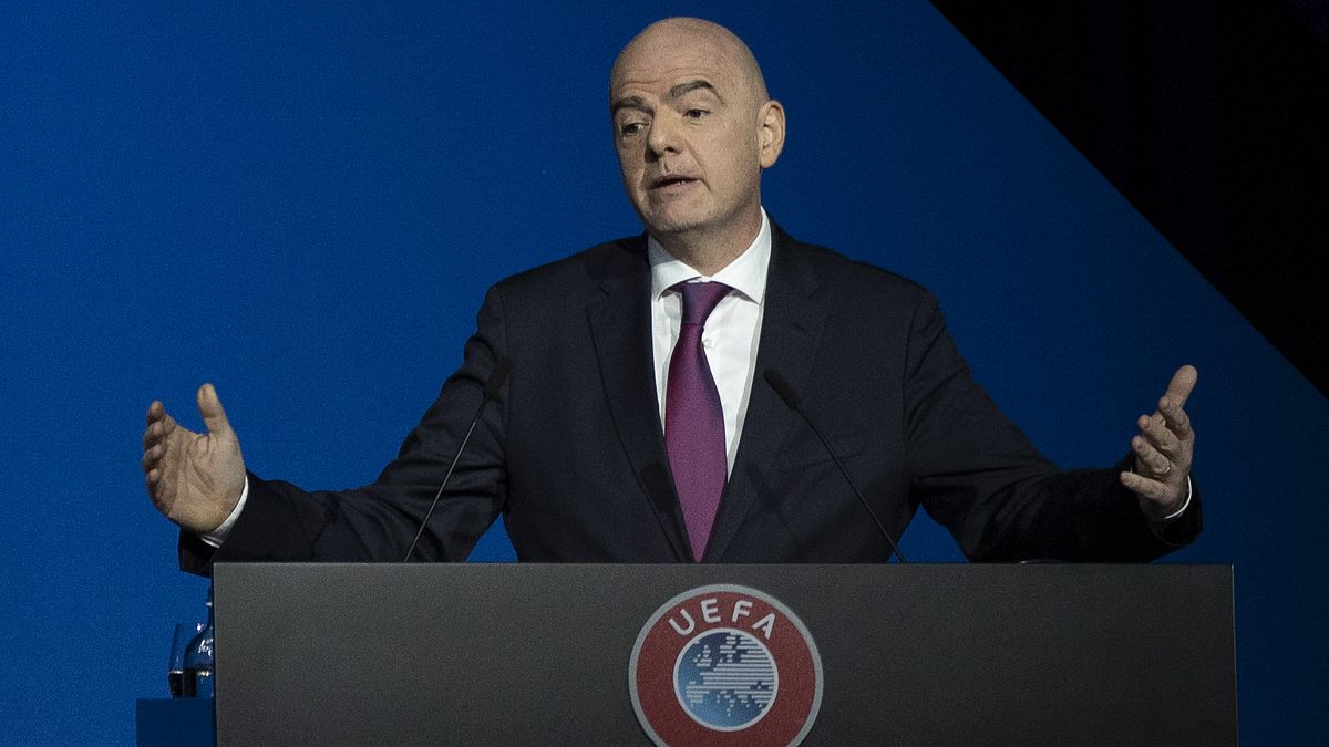 Presidente da FIFA apresenta sintomas ligeiros e está em isolamento