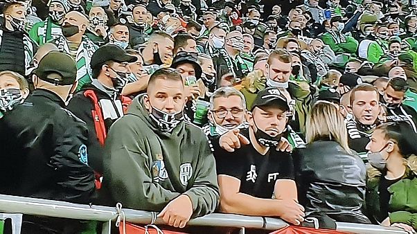 Sok szurkoló nem viselte a kötelezően előírt maszkot az FTC-Újpest labdarúgó mérkőzésen Sok szurkoló nem viselte a kötelezően előírt maszkot az FTC-Újpest labdarúgó mérkőzésen