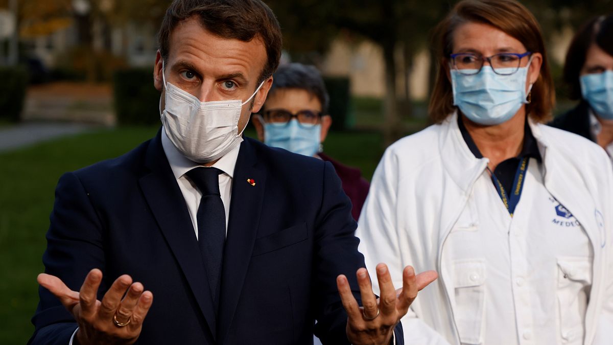 Французский президент на пальцах объясняет, что выбор у него заключается между плохим и "еще более" худшим