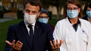 Французский президент на пальцах объясняет, что выбор у него заключается между плохим и "еще более" худшим