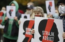 Manifestantes contra la restricción del aborto en Polonia