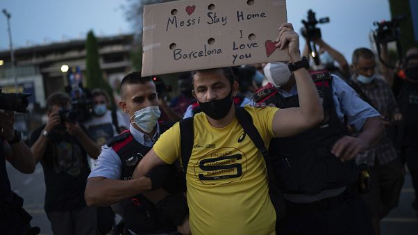 Ein Fan protestiert gegen Clubchef Josep Bartomeu Ein Fan protestiert gegen Clubchef Josep Bartomeu