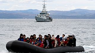 قایق پناهجویان در مقابل یکی از کشتی های فرونتکس در آب های یونان 