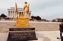 Trump mit Bibel und am Urinieren: Lebende Statuen in Washington