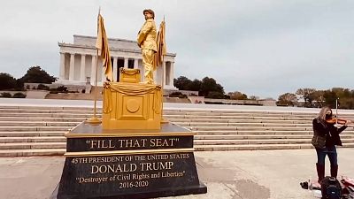 Estatuas vivientes pintan a Trump como una "reliquia" racista