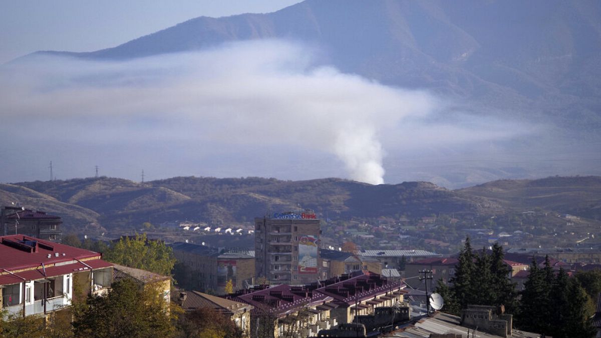 دخان يتصاعد بعد قصف مدفعي لأذربيجان في منطقة ستيباناكيرت في ناغورني قاره باغ