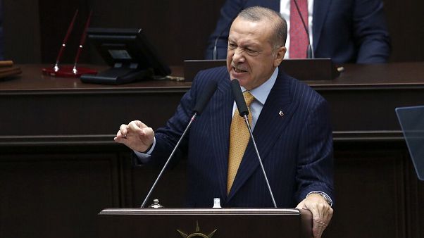 Francia-Turchia: lo scontro si sposta sull'insidioso terreno satirico Francia-Turchia: lo scontro si sposta sull'insidioso terreno satirico