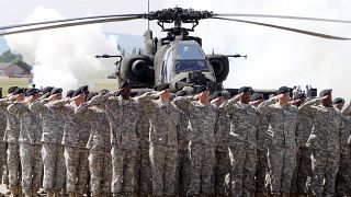 A wiesbadeni amerikai légitámaszponton tisztelegnek az I. páncélos hadosztály katonái 2011-ben