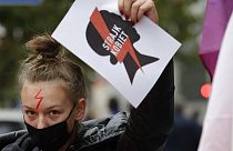 Abortusztörvény ellen tüntető lengyel nő