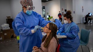 ممرضات في اسبانيا يقمن بإجراء الاختبارات