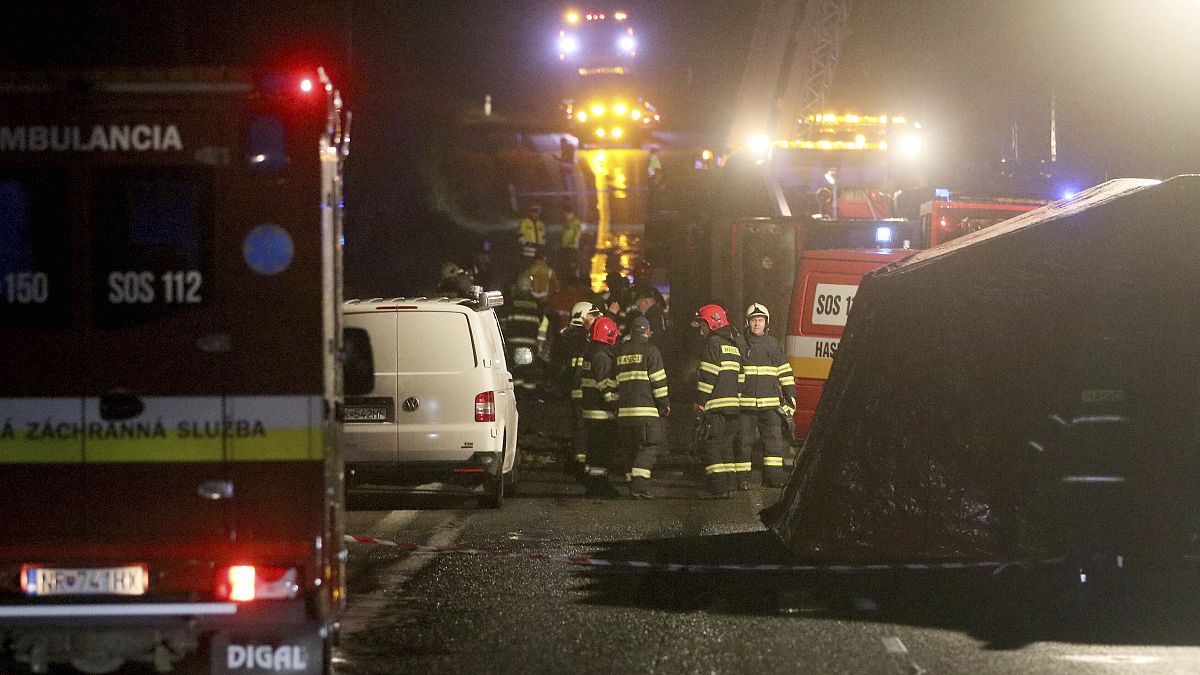 رجال الإطفاء والشرطة في موقع حادث مروري بين حافلة وشاحنة بالقرب من نيترا، سلوفاكيا.