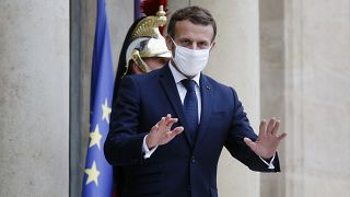 Le président Emmanuel Macron devant le palais de l'Elysée, à Paris, le 28 octobre 2020