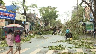 شاهد: إعصار "مولاف" يُشرد مئات آلاف السكان في فيتنام