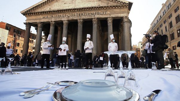 Manifestation de restaurateurs et chefs cuisiniers à Rome devant le Panthéon pour dénoncer les restrictions liées au Covid-19, mercredi 28 octobre 2020, Italie Manifestation de restaurateurs et chefs cuisiniers à Rome devant le Panthéon pour dénoncer les restrictions liées au Covid-19, mercredi 28 octobre 2020, Italie