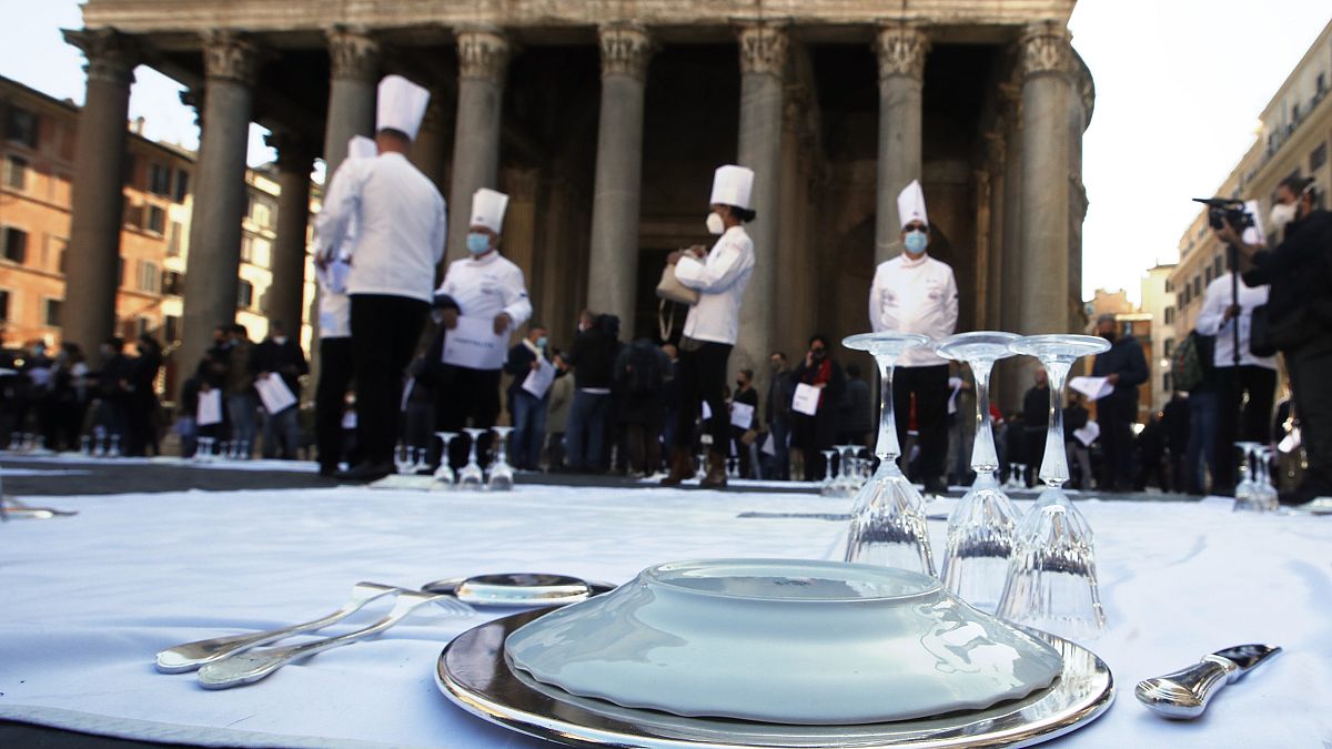 Акция протеста работников итальянских ресторанов перед римским Пантеоном